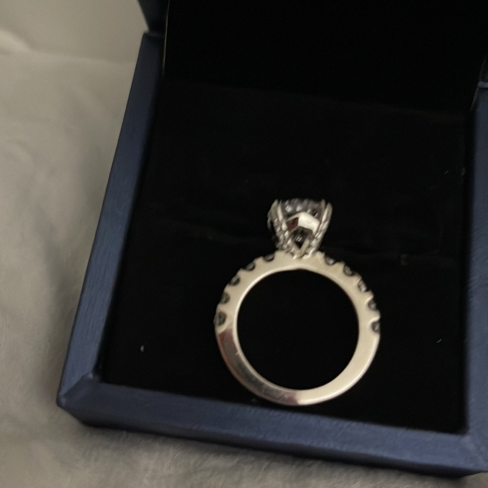 Beautiful Ladies ring - Picture 2 of 2